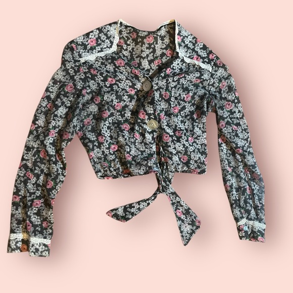 It’d Be A Lot Cooler If You Did Buy This Vintage Floral Tie and Button Top - Picture 2 of 6